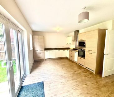 3 bedroom House To Let Total Size: 1054 SQ FT - Photo 3