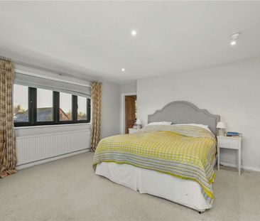 Understood to date from 1905, West End House has been in the same f... - Photo 5