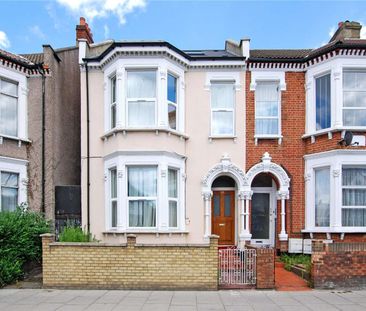 Three bedroom ground floor flat with a garden. Located on Tooting Bec Road with access to the city via the Northern Line at Tooting Bec Station, this property would be ideal for sharers. - Photo 1