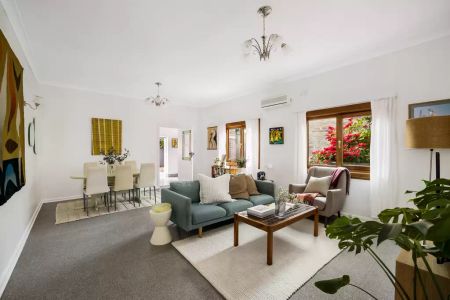 Delightful three-bedroom home with period charm - Photo 2