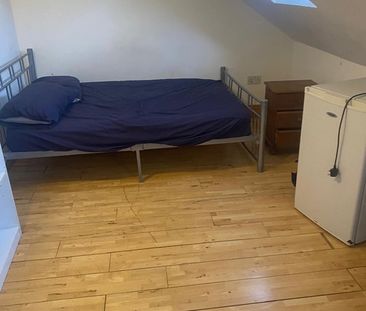 Room in a Shared House, Ilford, IG1 - Photo 2