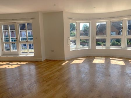 The Clockhouse, Beaconsfield Road, Farnham Common, Berkshire,SL2 - Photo 2