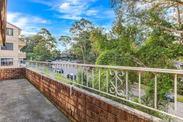 Top Floor, Immaculately Presented 2 bedroom Unit - Photo 1