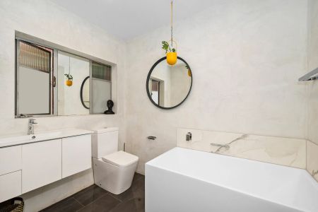 Spacious Three-Bedroom Home with Courtyard and Modern Comforts - Photo 5