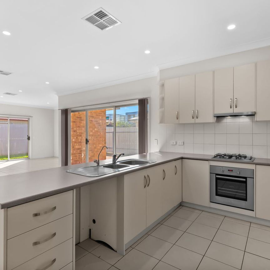 FAMILY LIVING, DOUBLE GARAGE PLUS CLOSE TO TRANSPORT!! - Photo 1