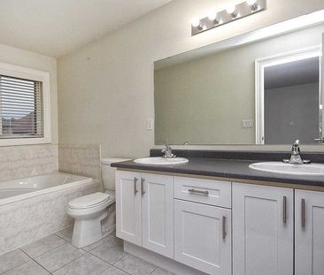 For Lease - 590 Sweetwater Crescent, Newmarket, Ontario - Photo 4