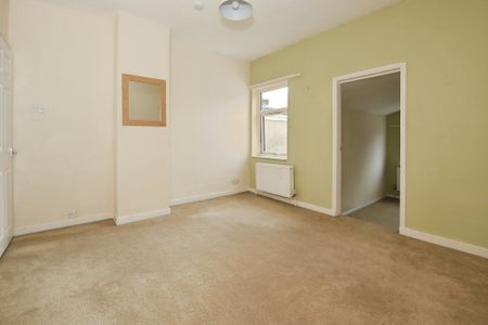 Three-bedroom terraced house with garden near city centre, Peterborough - Photo 3