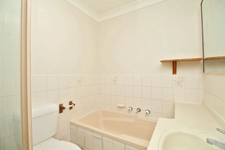 SPACIOUS 2-BEDROOM VILLA, QUIET COMPLEX, CLOSE TO SHOPS & TRANSPORT - Photo 5