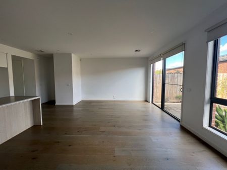 THREE BEDROOM TOWNHOUSE - Photo 2