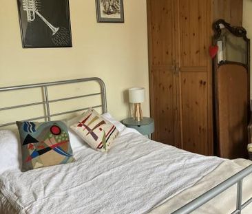 Pretty bedroom in artistic flat - Photo 2