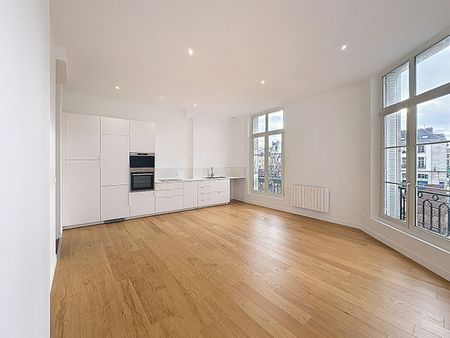 Appartement à louer - REIMS -PLACE DU FORUM - Photo 2