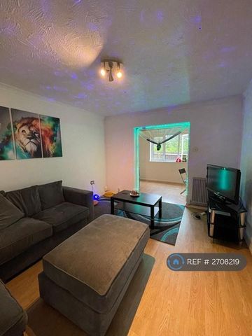 1 bedroom in a house share to rent - Photo 2