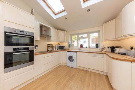 3 bedroom semi-detached house to rent - Photo 5