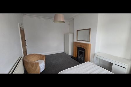 Room in a Shared House, Arthington View, LS10 - Photo 2