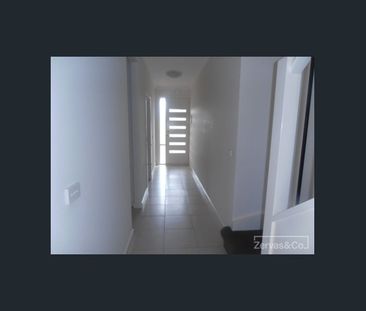 3 BEDROOM TOWNHOUSE- - Photo 5