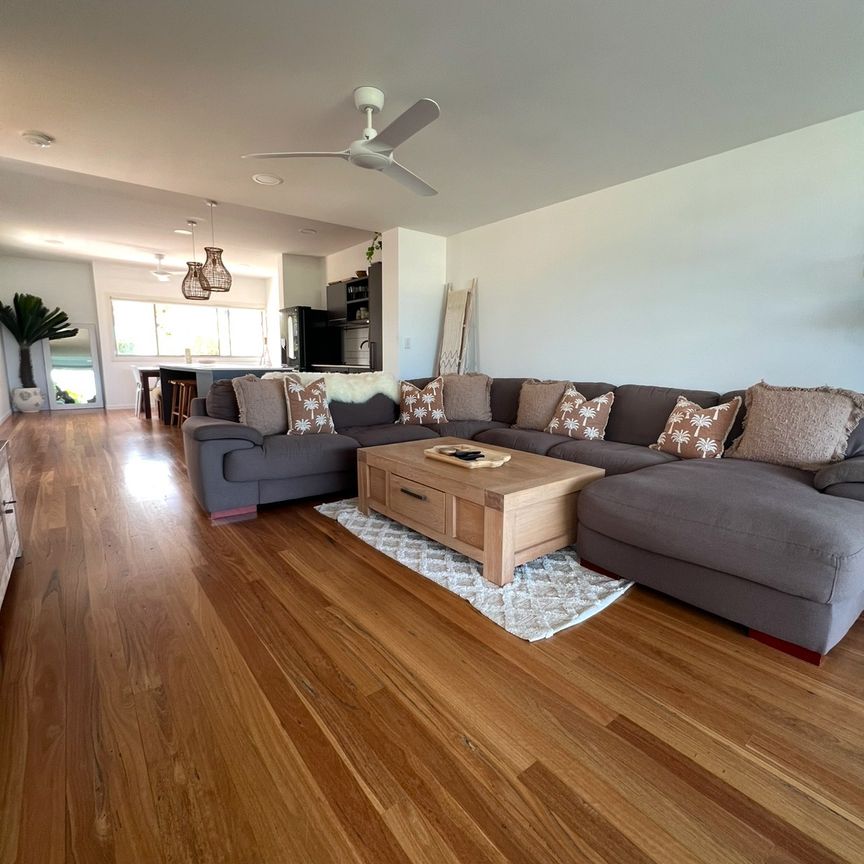 Spacious Furnished Coastal Retreat Just One Block from Mount Coolum Beach - Photo 1
