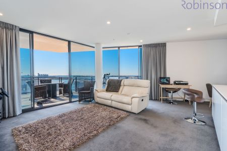 Air-conditioned apartment with panoramic city and harbour views. Includes parking for TWO vehicles. - Photo 3