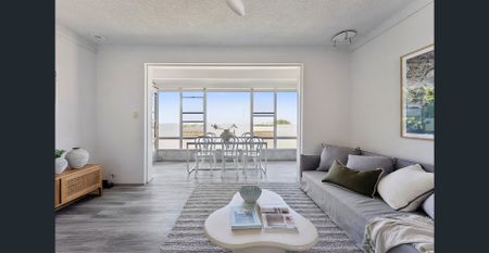 Bright Top-Floor 2 Bedroom Apartment with Park Views & Lock-Up Garage - Photo 3