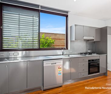 Architect-Designed Four-Level Townhouse with Iconic Rooftop Terrace - Photo 3