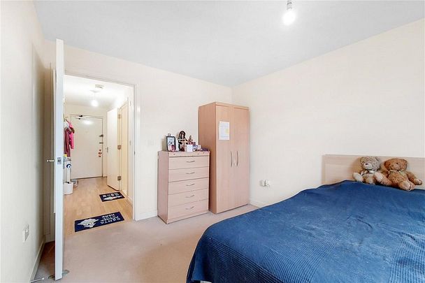 1 bedroom flat in London - Photo 1