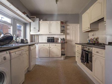 2 bedroom ground floor flat to rent - Photo 5