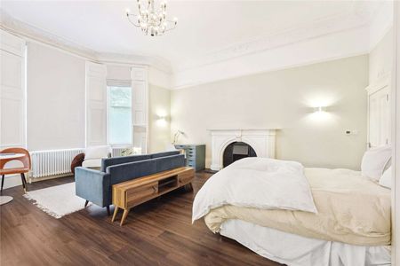 Naturally bright, spacious ground floor studio apartment in the heart of South Kensington. No parking available with this property - Photo 4