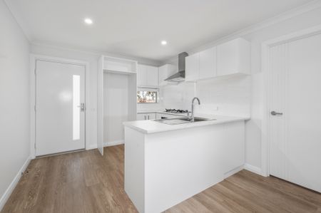 Modern 3x2 Home In Somerville - Photo 4