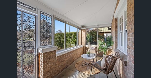 Prime CBD Location – Spacious Double Brick Californian Bungalow - Photo 1