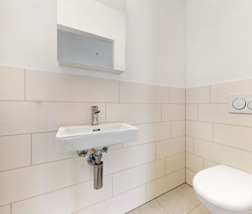 Modern living with perfect public transport connections - Photo 4