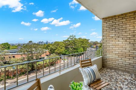 Light Filled & Renovated with Shimmering City Skyline & Harbour Views - Photo 2