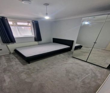 1 bedroom in a house share to rent - Photo 2