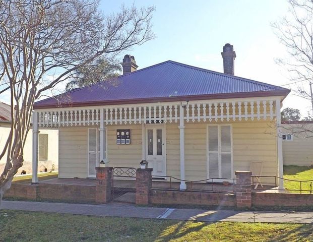 Cafe Lifestyle - Walk to Town + Water Usage Included! - Photo 1