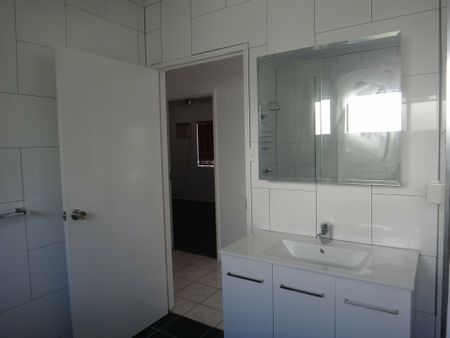 LOCATION LOCATION!!! - Photo 2