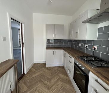 3 bedroom end of terrace house to rent - Photo 3