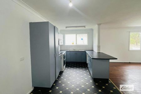 Spacious 5 Bedroom Family Home - Photo 2