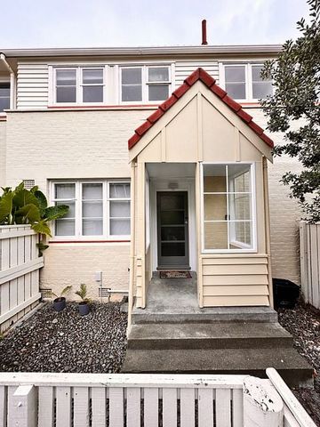 Charming 3BR Townhouse in Bluff Hill! - Photo 2