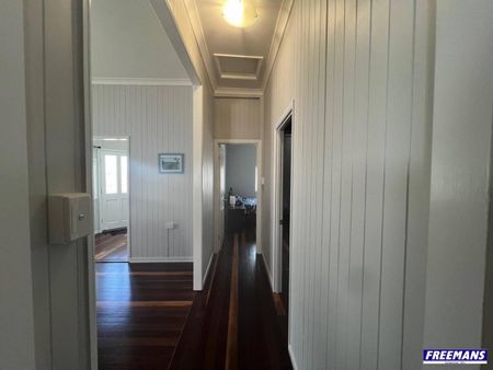 Lovely 3 Bedroom 2 Bathroom Furnished Home - Photo 5