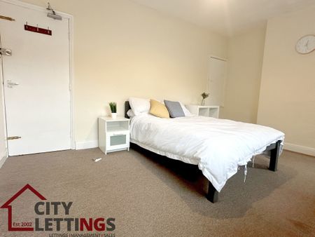 4 Bedroom Mid Terraced House - Photo 5