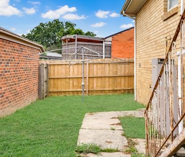Three Bedrooms, Double Carport & Move-In Ready - Photo 5