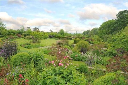Substantial family house occupying a commanding position in Frant village - Photo 3