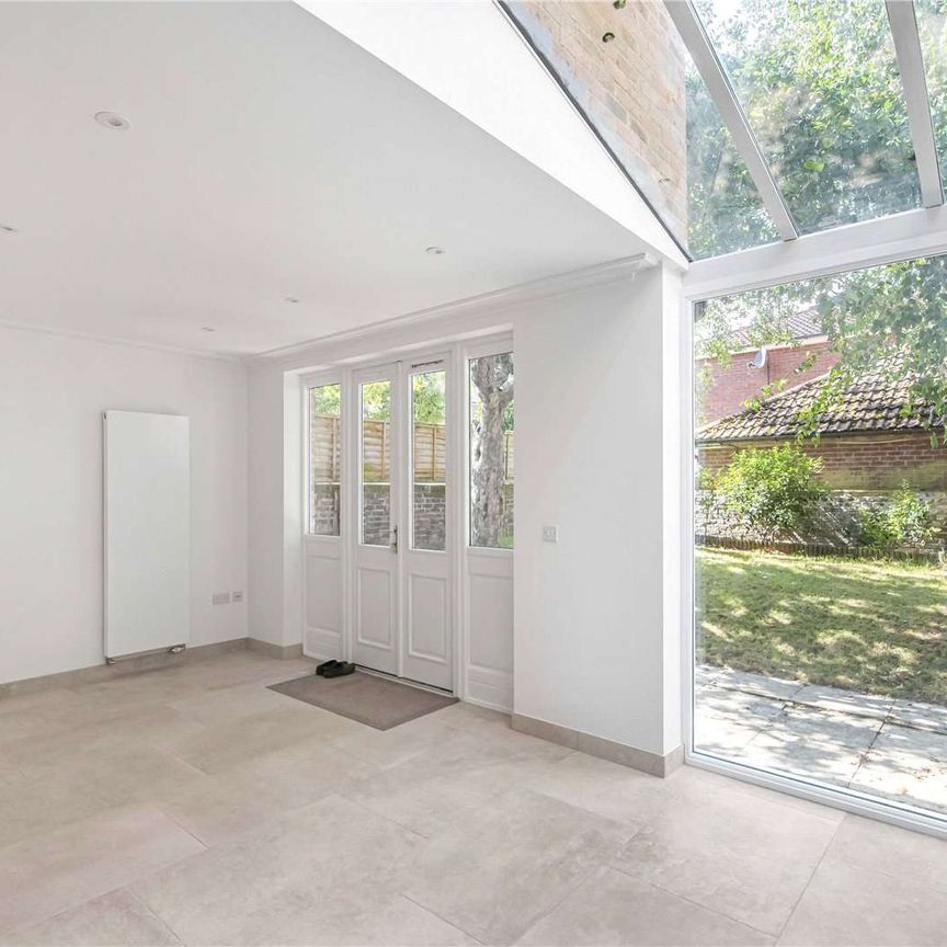 A recently refurbished four bedroom house, set close to the centre of Putney. - Photo 1