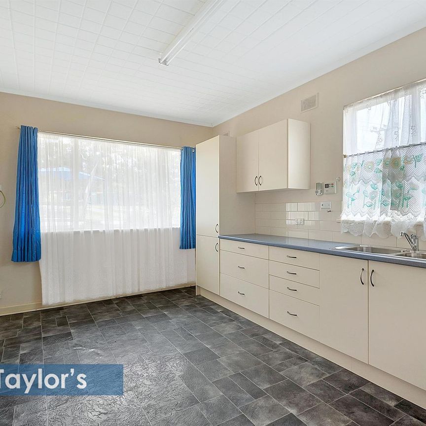 CONVENIENTLY LOCATED UPDATED FAMILY HOME - Photo 1