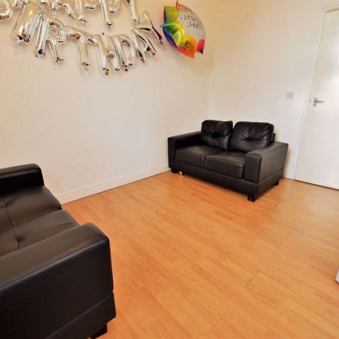 2 bedroom Flat in Raglan Road, Leeds - Photo 1