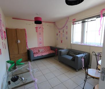 4 bedroom flat to rent - Photo 1