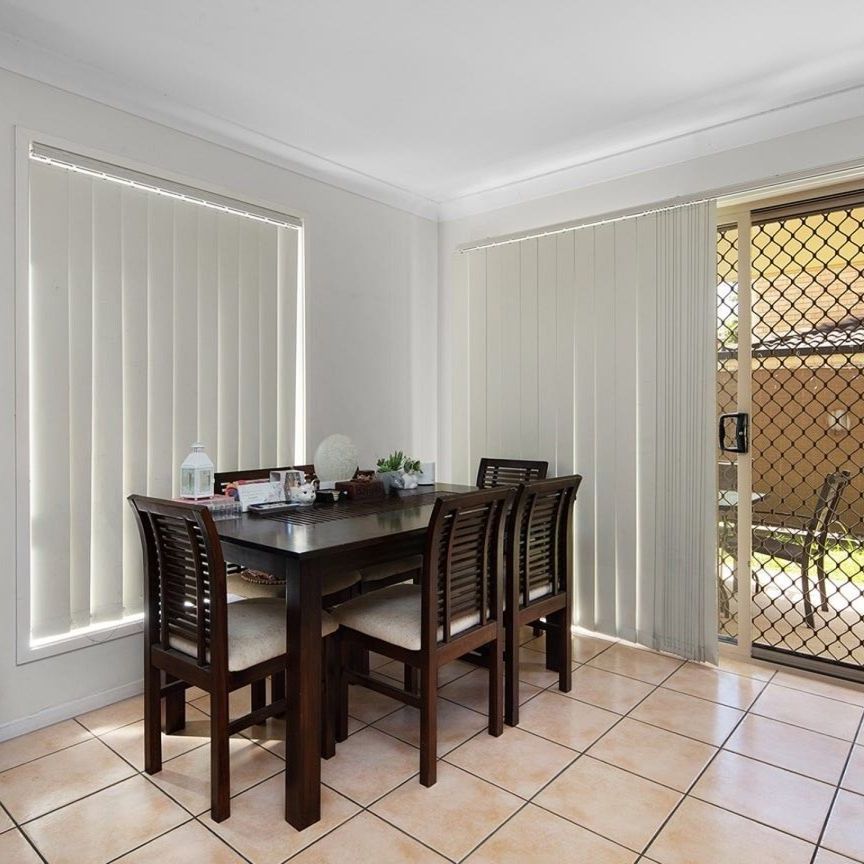 Modern Coastal Townhouse Offering Space & Lifestyle - Updated with Aircon throughout & New Flooring. - Photo 1