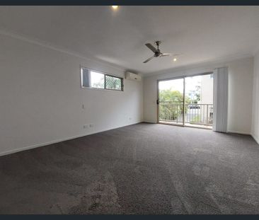 Modern 3-Bedroom Townhouse in Prime Labrador Location - Photo 1