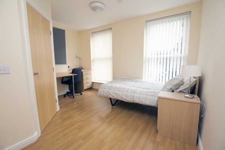 CAMDEN COURT - Photo 3