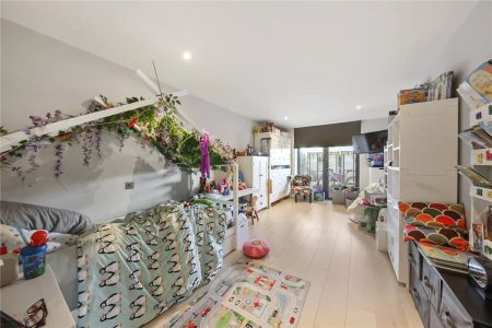 3 bedroom flat in London - Photo 4