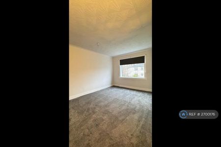 3 bedroom flat to rent - Photo 2