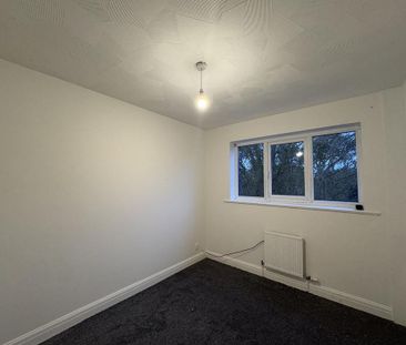 4 bedroom semi-detached house to rent - Photo 5